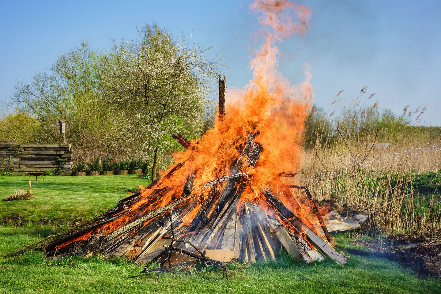 loderndes Osterfeuer im Garten