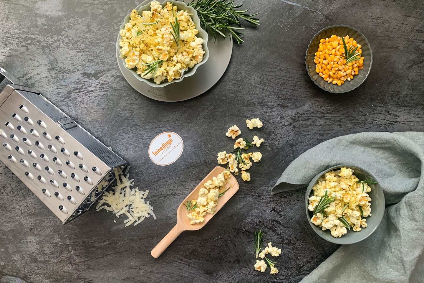 Rosmarin-Parmesan-Popcorn in Schälchen angerichtet