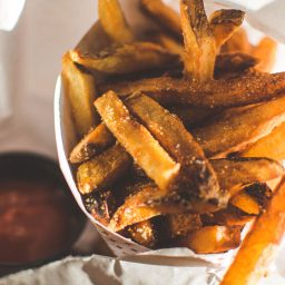 Pommes Frites mit Ketchup