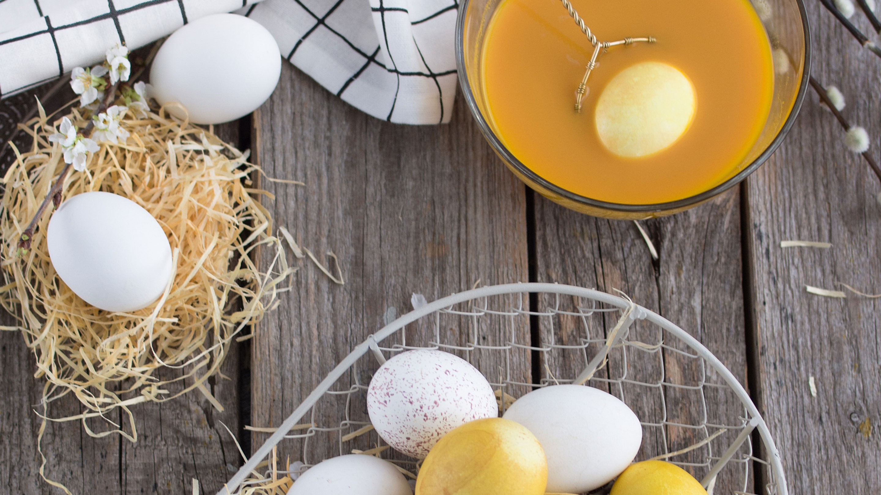 DIY: Eier Färben mit Curucma und Eierblumen aus Krepp ...