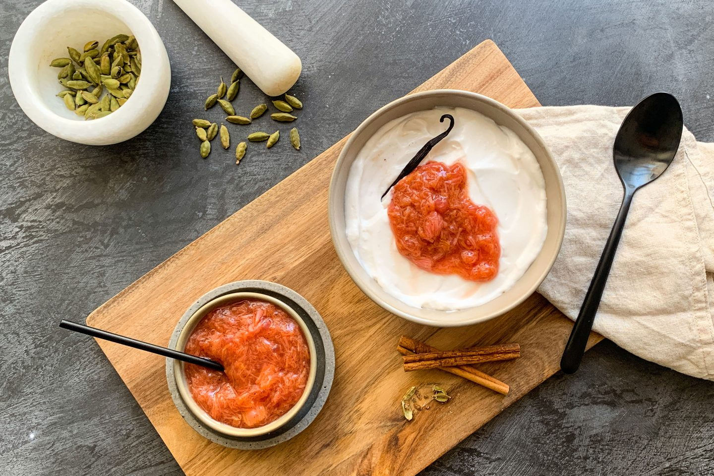 Rhabarber-Kompott in Schälchen mit Vanille, Zimtstange und Cardamom