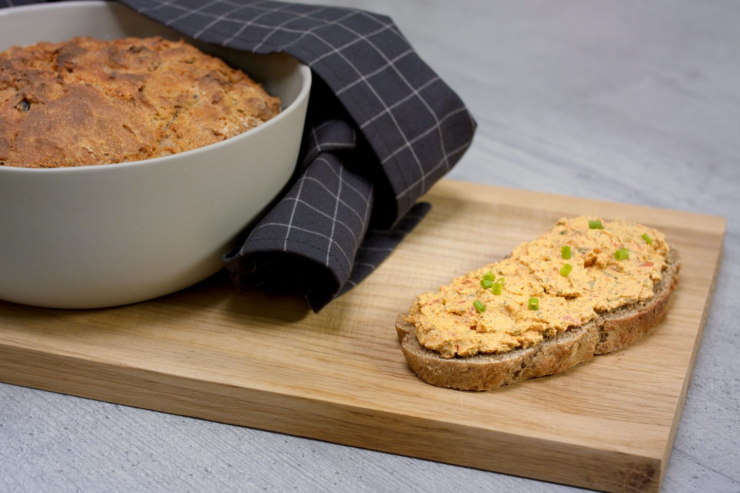 in einer Schüssel gebackenes Brot mit Liptauer