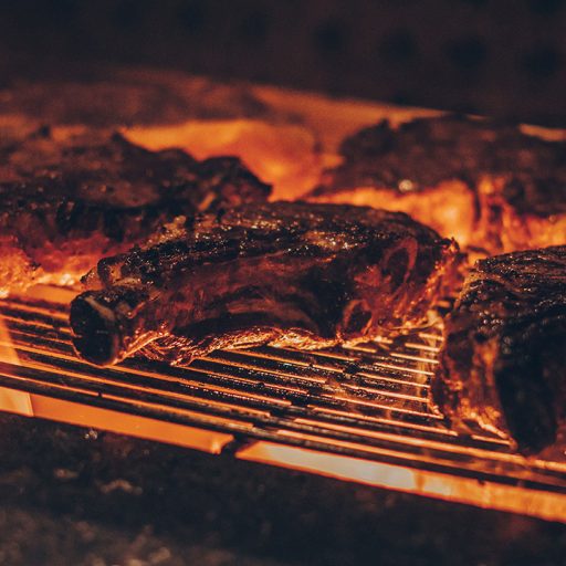 Gewürztes Fleisch wird über Feuer gegrillt