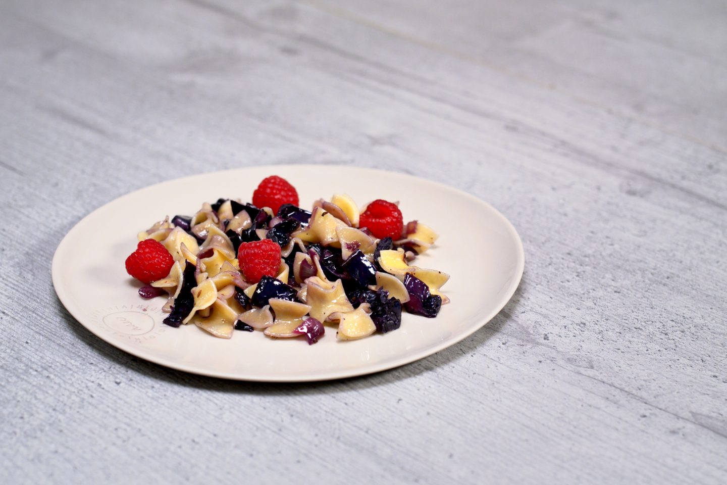 Rotktautfleckerl mit frischen Himnbeeren