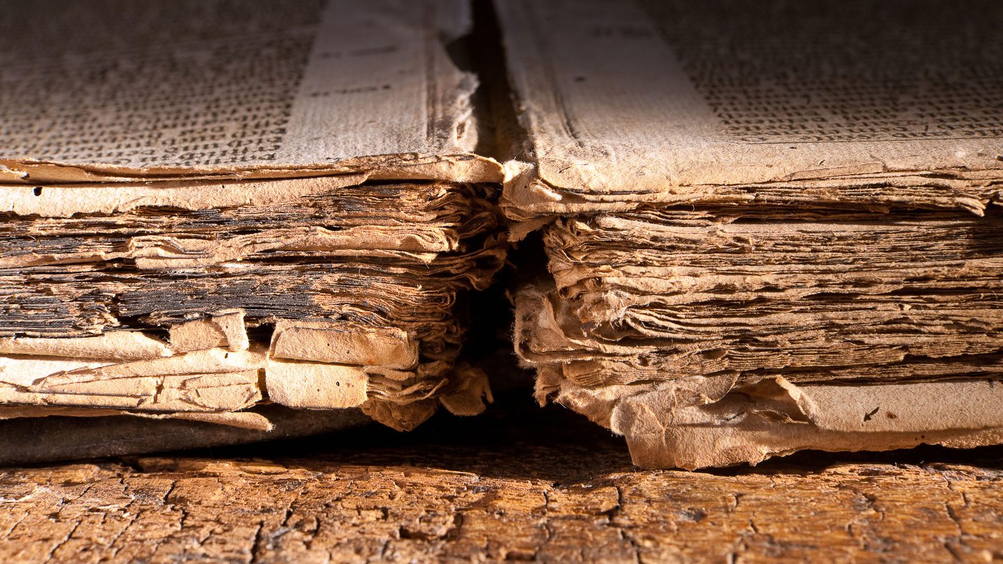 ein aufgeschlagenes altes Buch mit altdeutscher Schrift