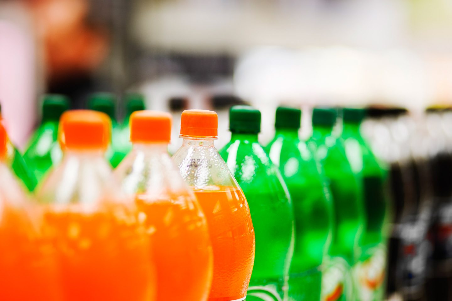 Zahlreiche Softdrink-Flaschen im Supermarkt