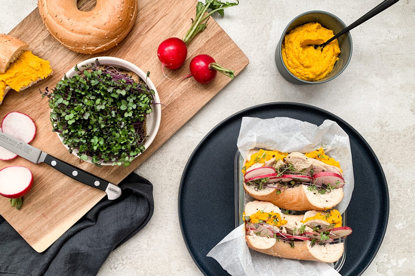 Bagel Mit Pochiertem Huhn Und Karottenaufstrich