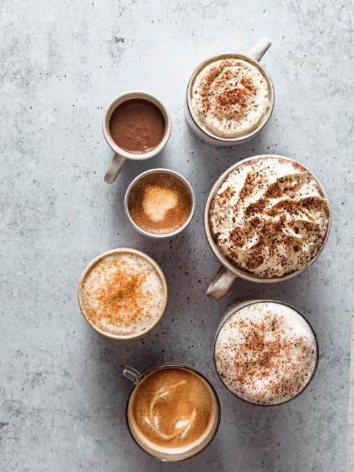 Verschiedene Tassen mit Kaffee und Topping mit My Coffee Spice von Kotányi