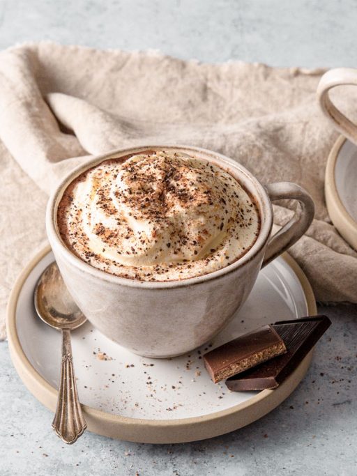 eine Tasse Kaffe mit Cacao Kiss bestreut