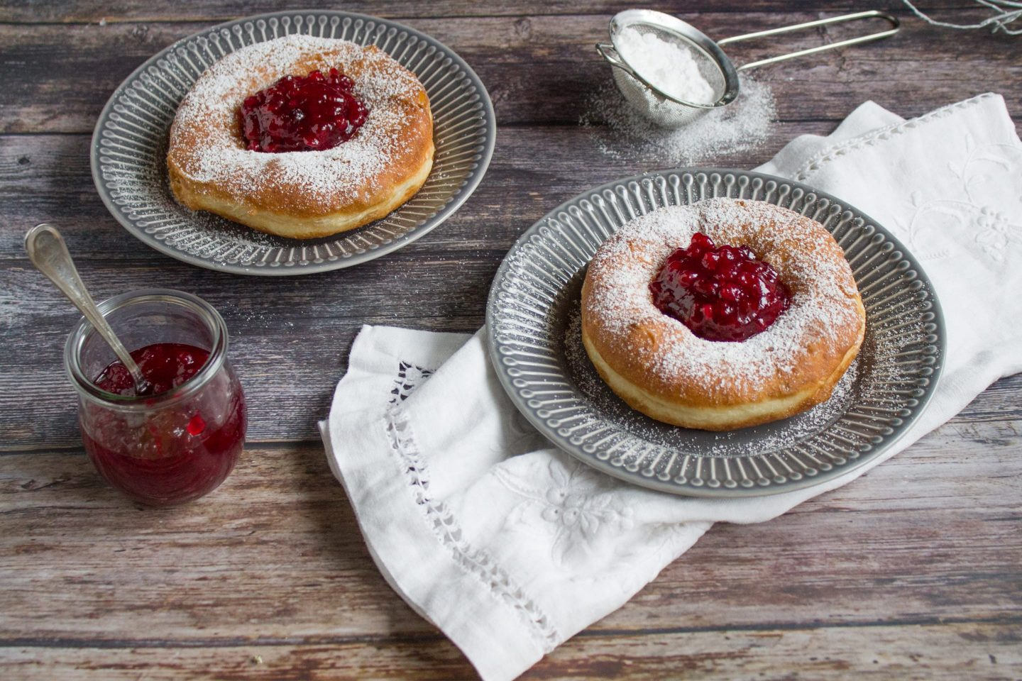 Bauernkrapfen mit Preiselbeermarmelade