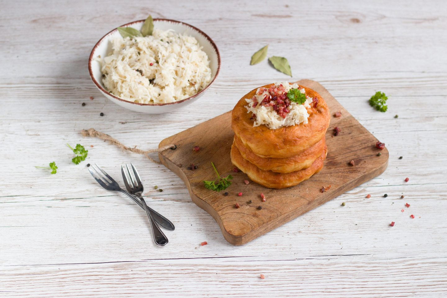 Eine Portion Kiachl mit Sauerkraut