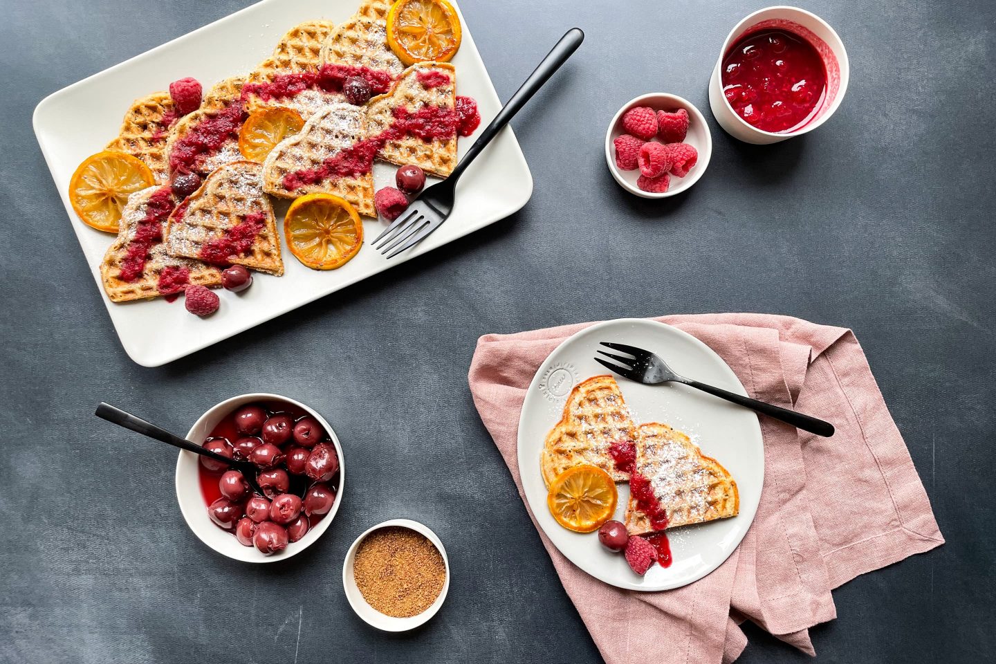 Ein Teller mit Zitronen Ingwer Chia Waffeln