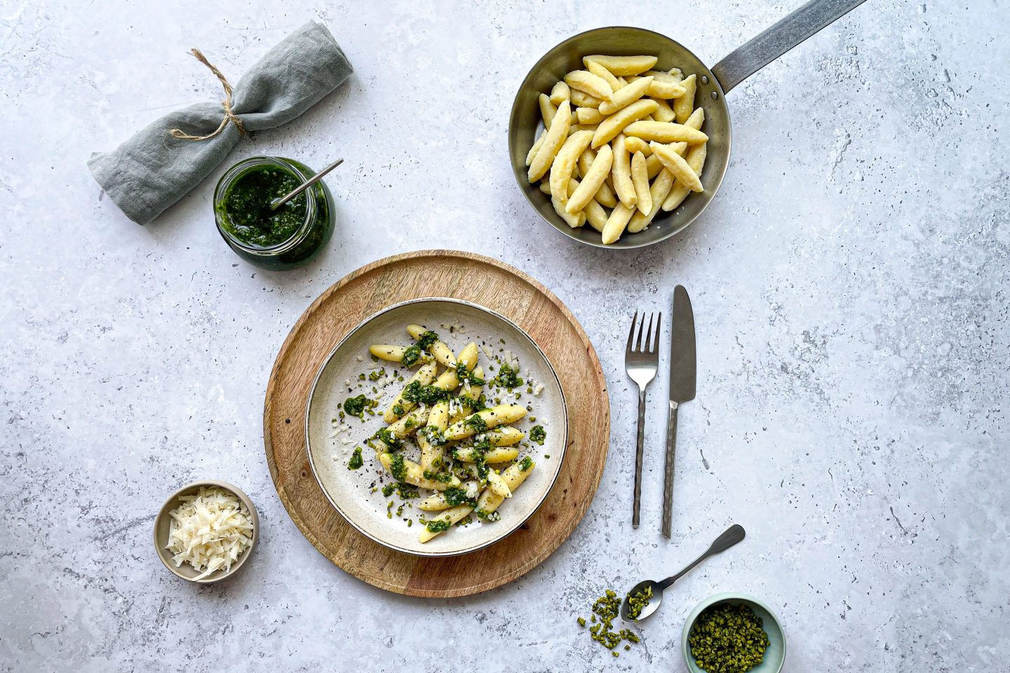 Schupfnudeln mit frischem Bärlauch-Pistazien-Pesto und herzhaften Pecorino Käse.