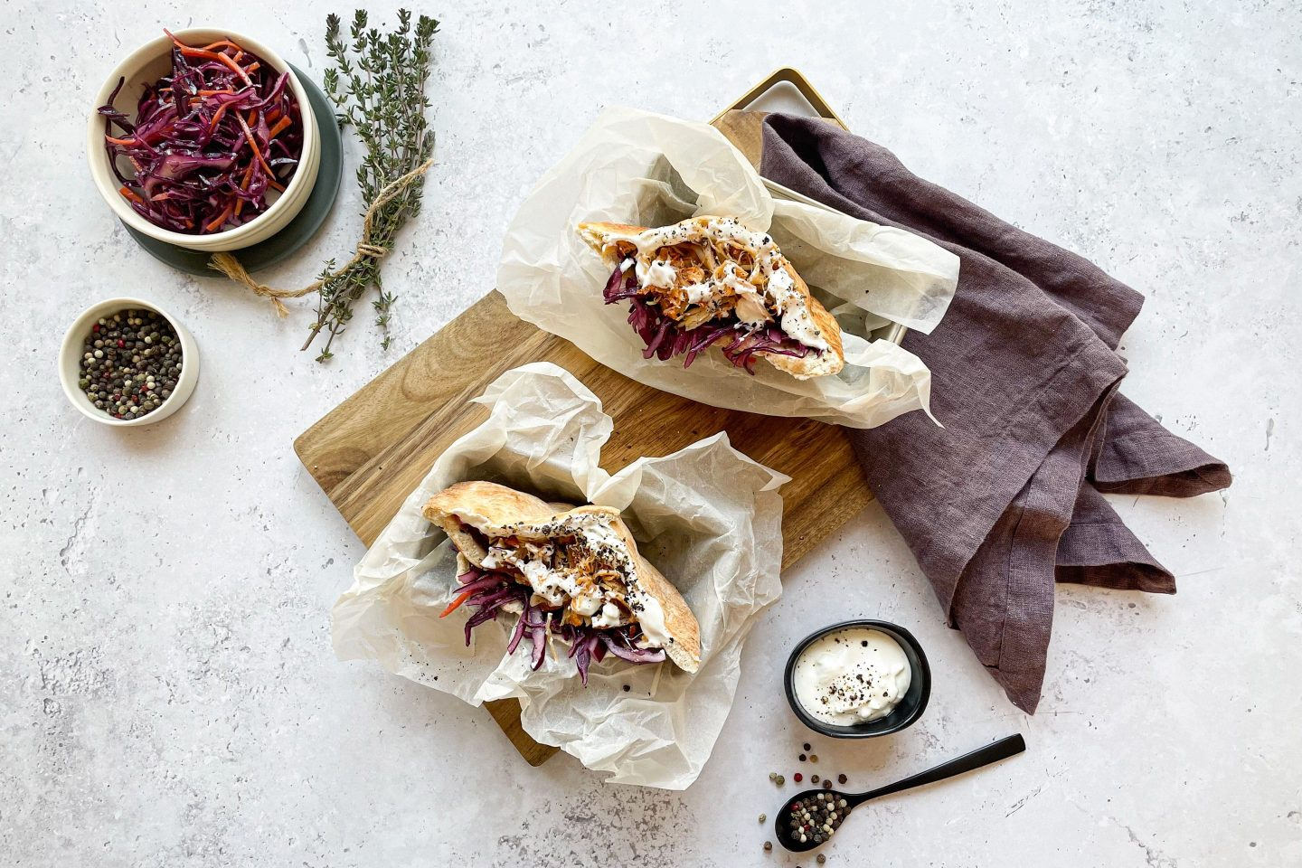 Ein aromatisches Pulled-Chicken-Sandwich mit Coleslaw, Kräuter und Pfeffer.