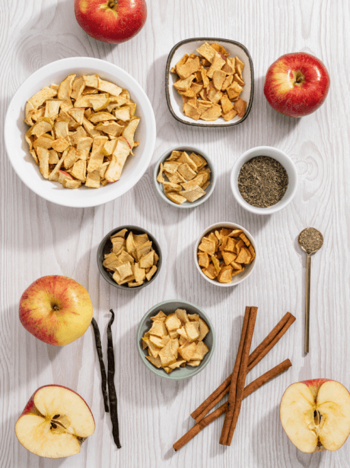 Ein Tisch mit diversen Sorten Kotányi Apfel Chips und den Gewürzen dazu.