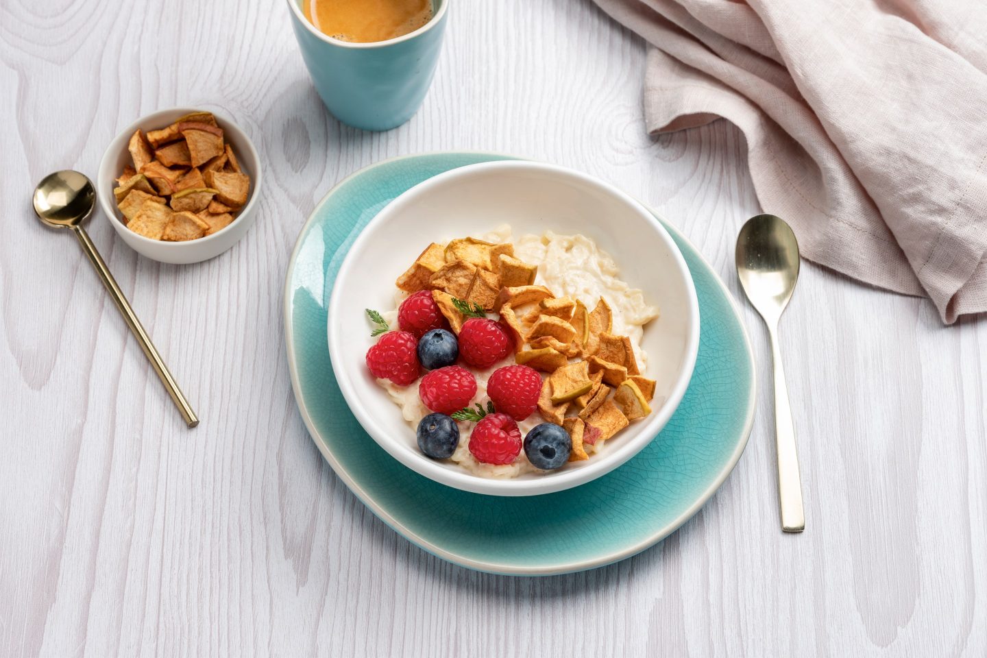 Cremiger Milchreis getoppt mit knusprigen Apfel Zimt Chips von Kotányi.