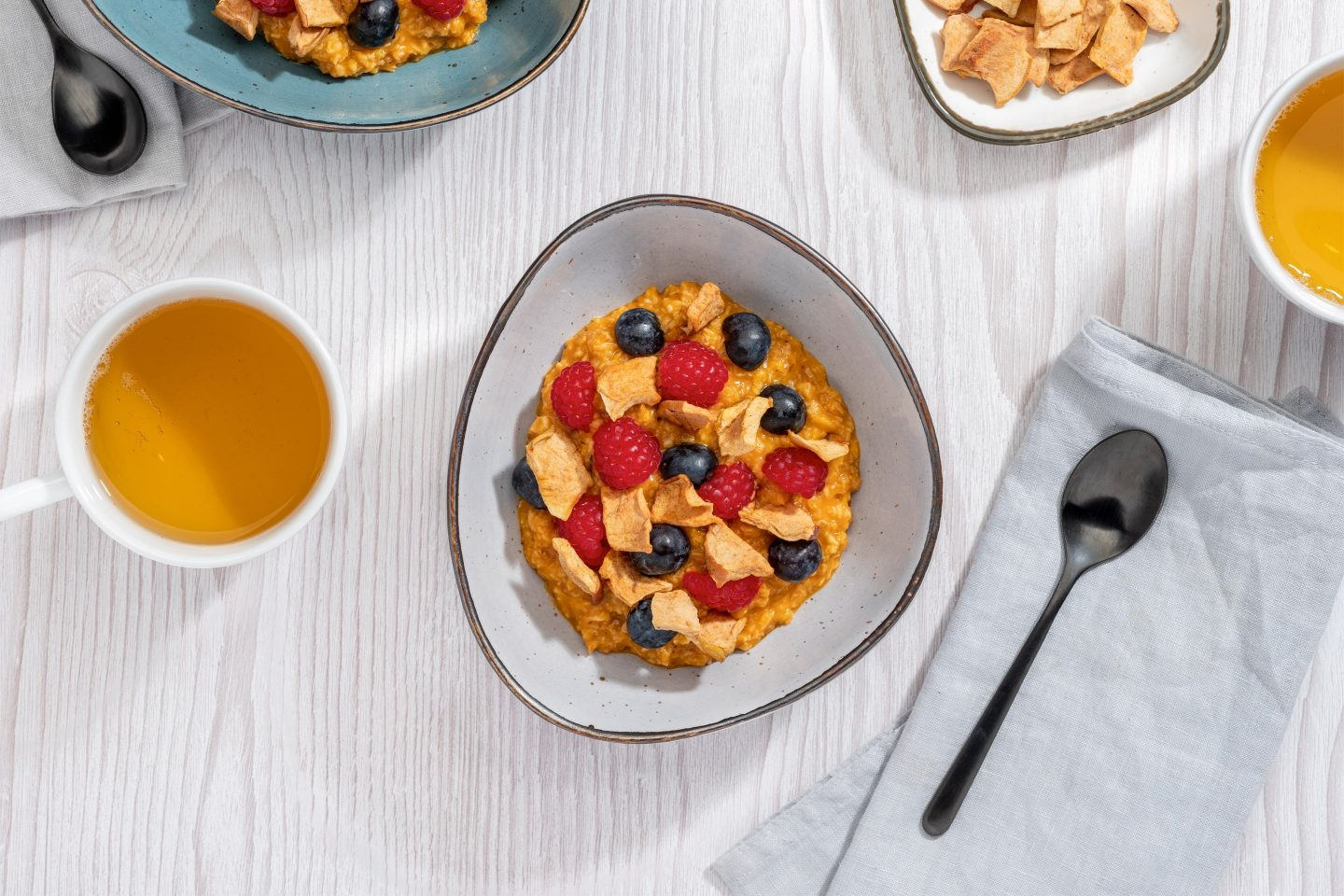 Gesundes Granola Porridge garniert mit den neuen Kotányi Apfel Vanille Chips.