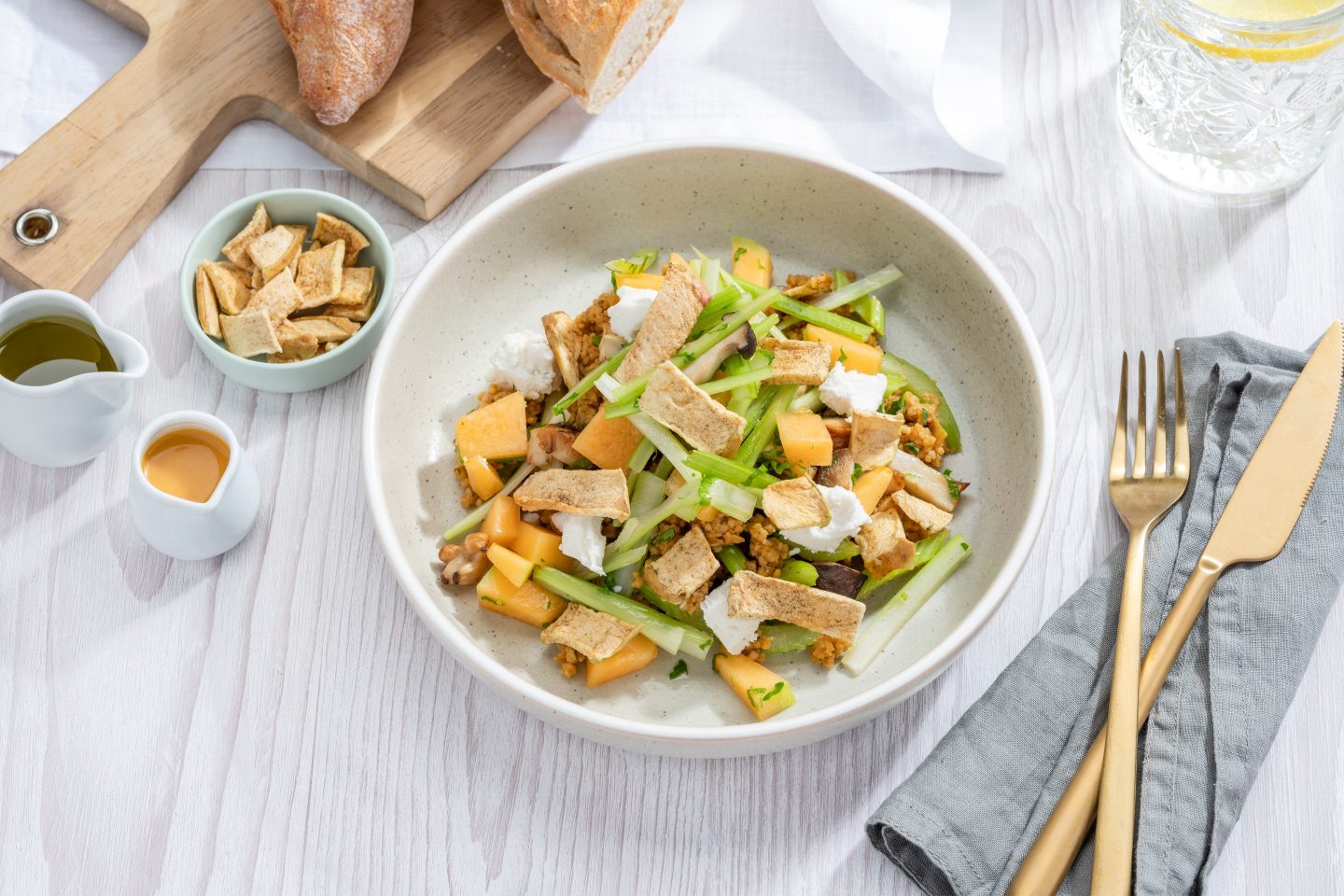 Ziegenkäse-Melone-Salat mit knusprigen Apfel-Minze Chips für extra Crunch.