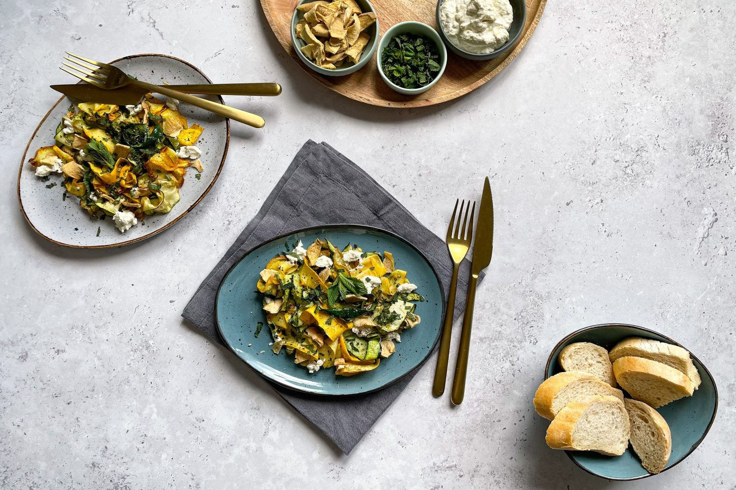 Frischer Zucchinisalat mit Ricotta, garniert mit Kotányi Apfel-Minze Chips.