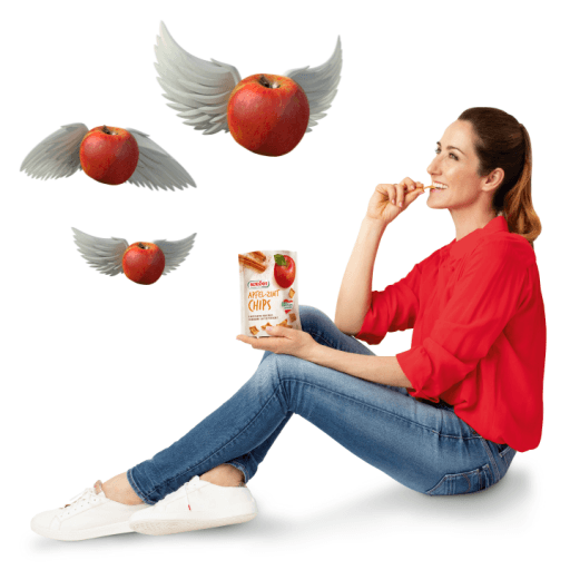 Kati Bellowitsch genießt einen Apfelchip Snack.