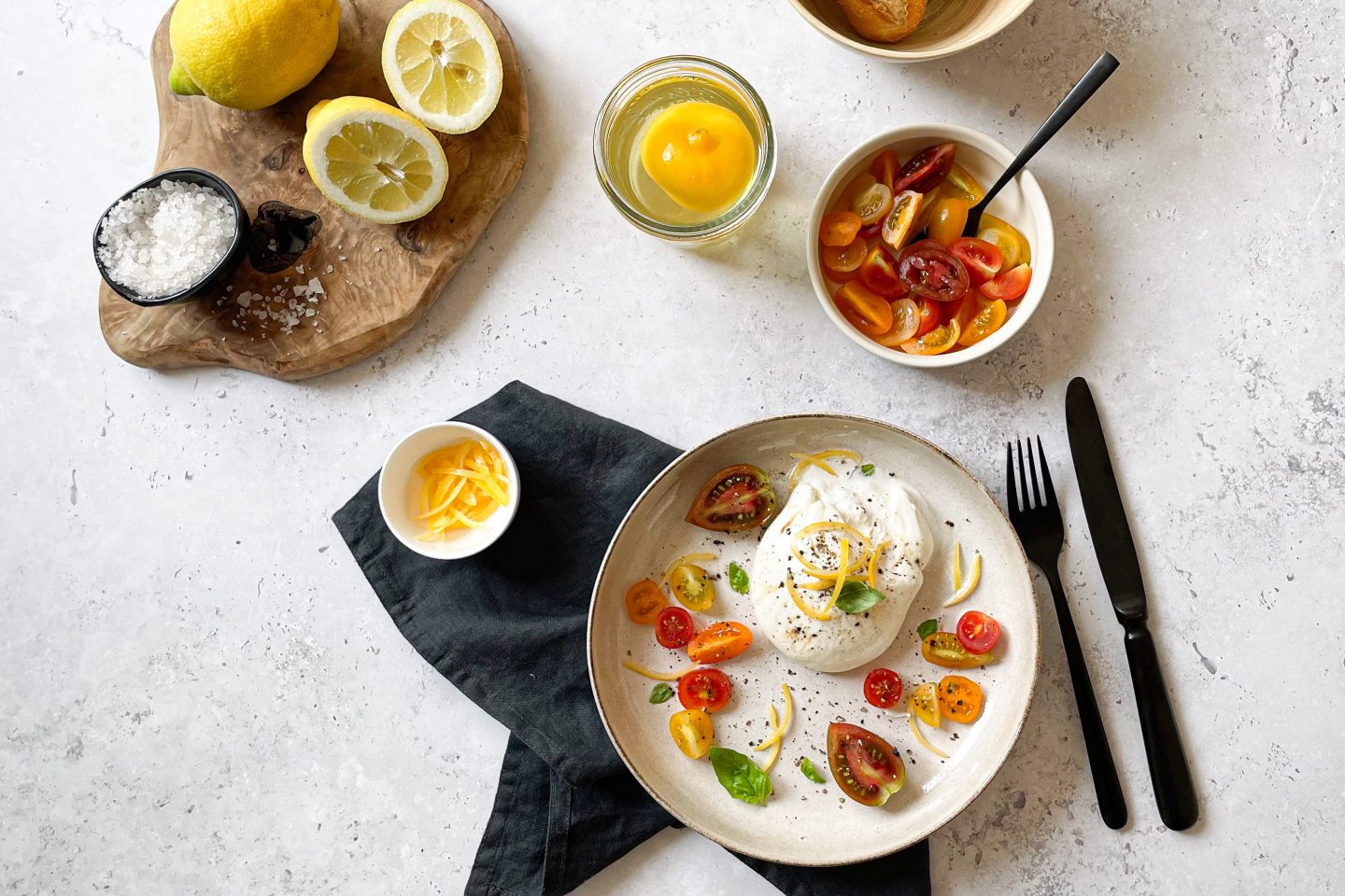Eingelegte Salzzitronen schmecken hervorragend mit Burrata und Cherry-Tomaten.