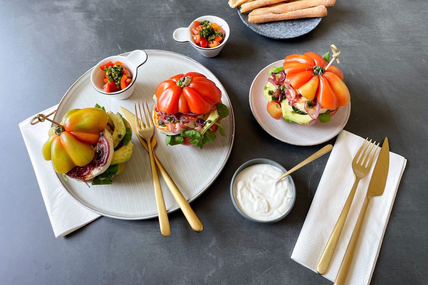 Tomatenburger mit Grillkäse-Patty und Avocado sind ein Hit auf jeder Grillparty.