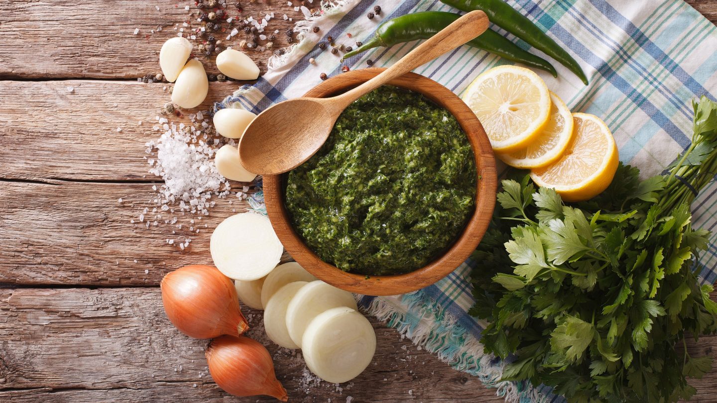 Das südamerikanische Chimichurri ist perfekt für Fisch, Fleisch und Gemüse.