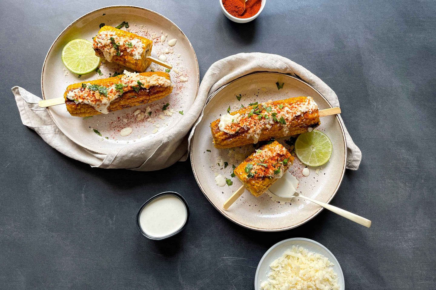 Ein Klassiker am Grill: Der Maiskolben – jetzt noch besser mit Cashewdip!