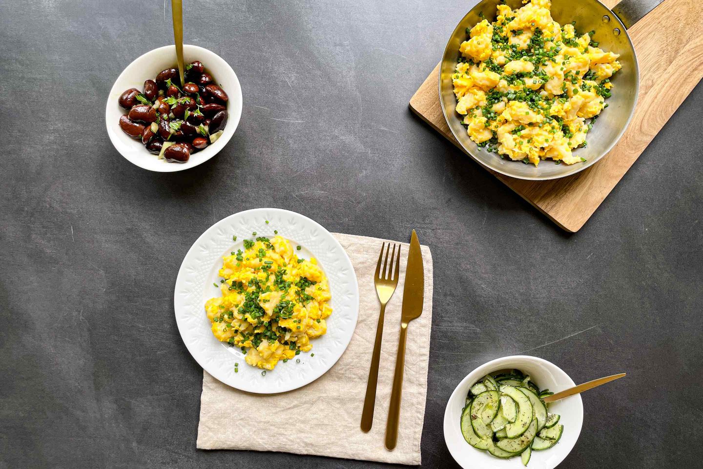 Ein Teller frisch gemachter Eiernockerl mit Schnittlauch und Dill-Gurkensalat.
