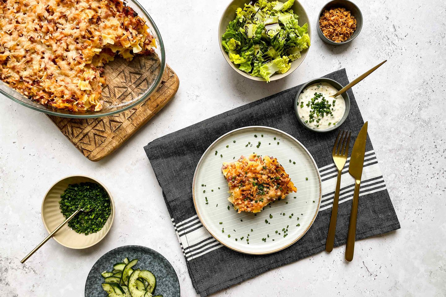Im Ofen überbackene Schinkenfleckerl mit Kotányi Röstzwiebel und grünem Salat.