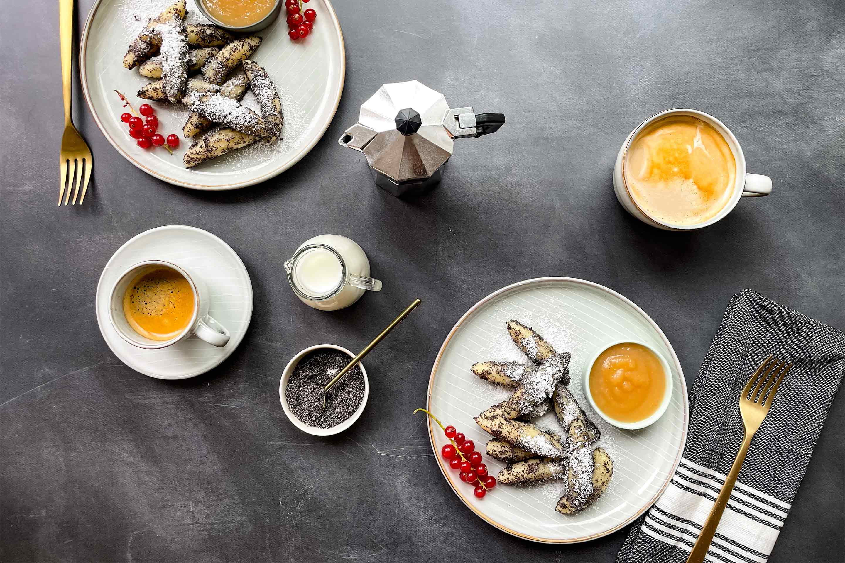 Zwei Portionen Mohnnudeln mit selbstgemachtem würzigen Apfelmus und Kaffee.