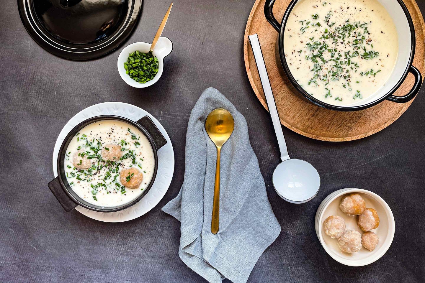 Zwei Schüsseln Ganslsuppe mit Bröselknödel und gehackter Petersilie.