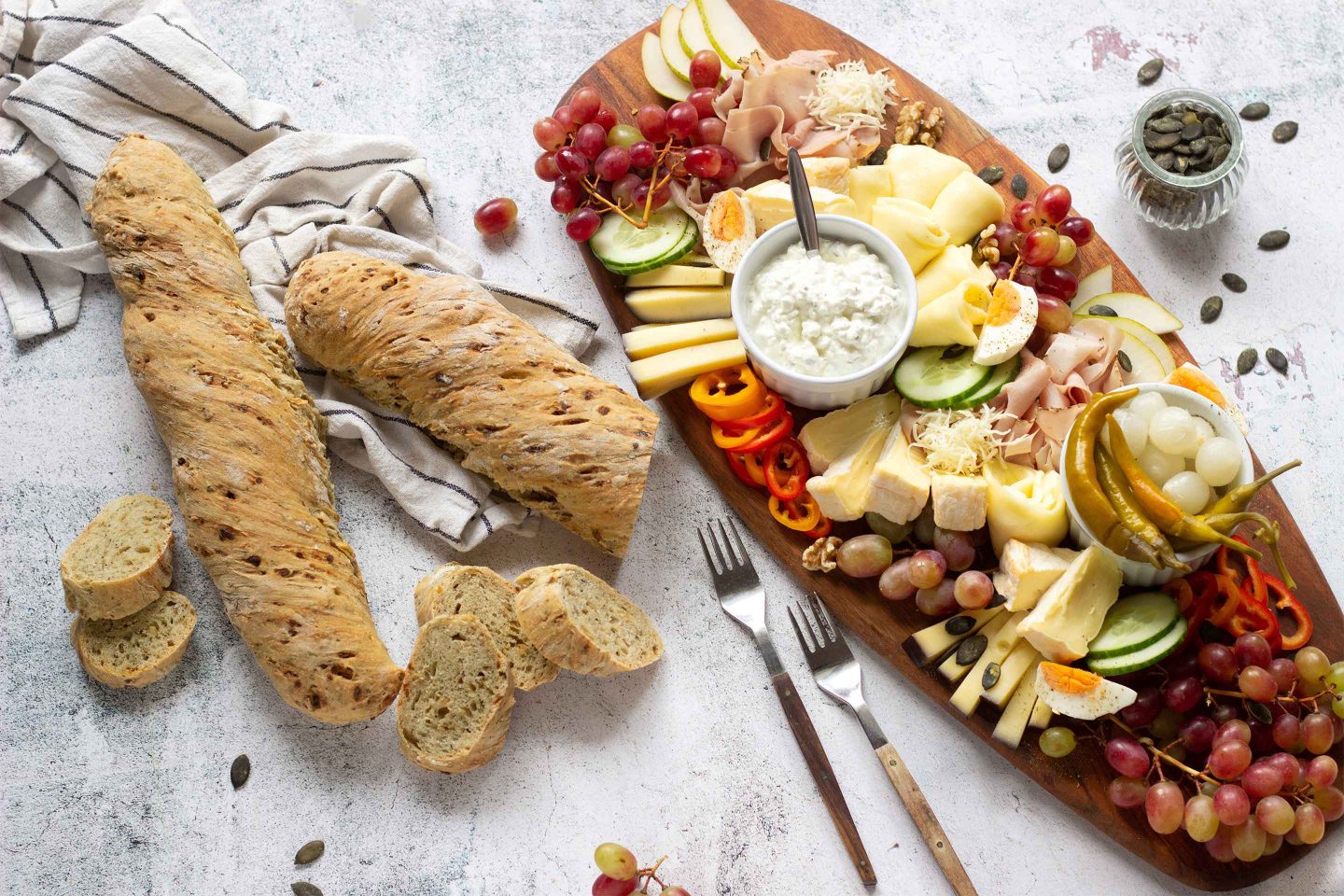 Rustikal-würziges Wurzelbaguette mit einer herzhaften Jausenplatte.