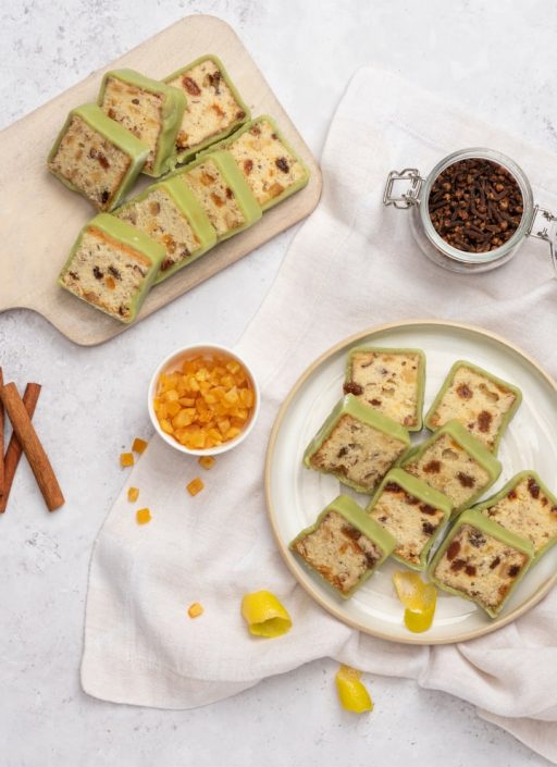Aufgeschnittene Scheiben Bischofsbrot am Tisch mit Gewürzen.