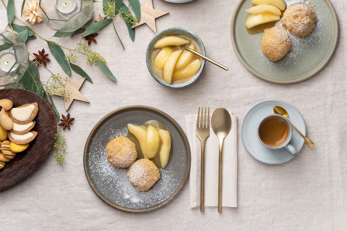 Leckere Vanille-Topfenknödel mit einegekochten Cardamom-Birnen