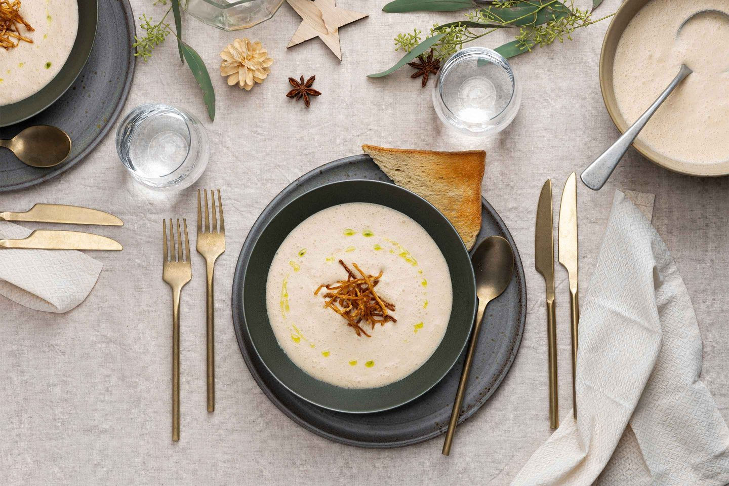 Eine Schale köstlicher Sellerie -Apfel-Zimtsuppe