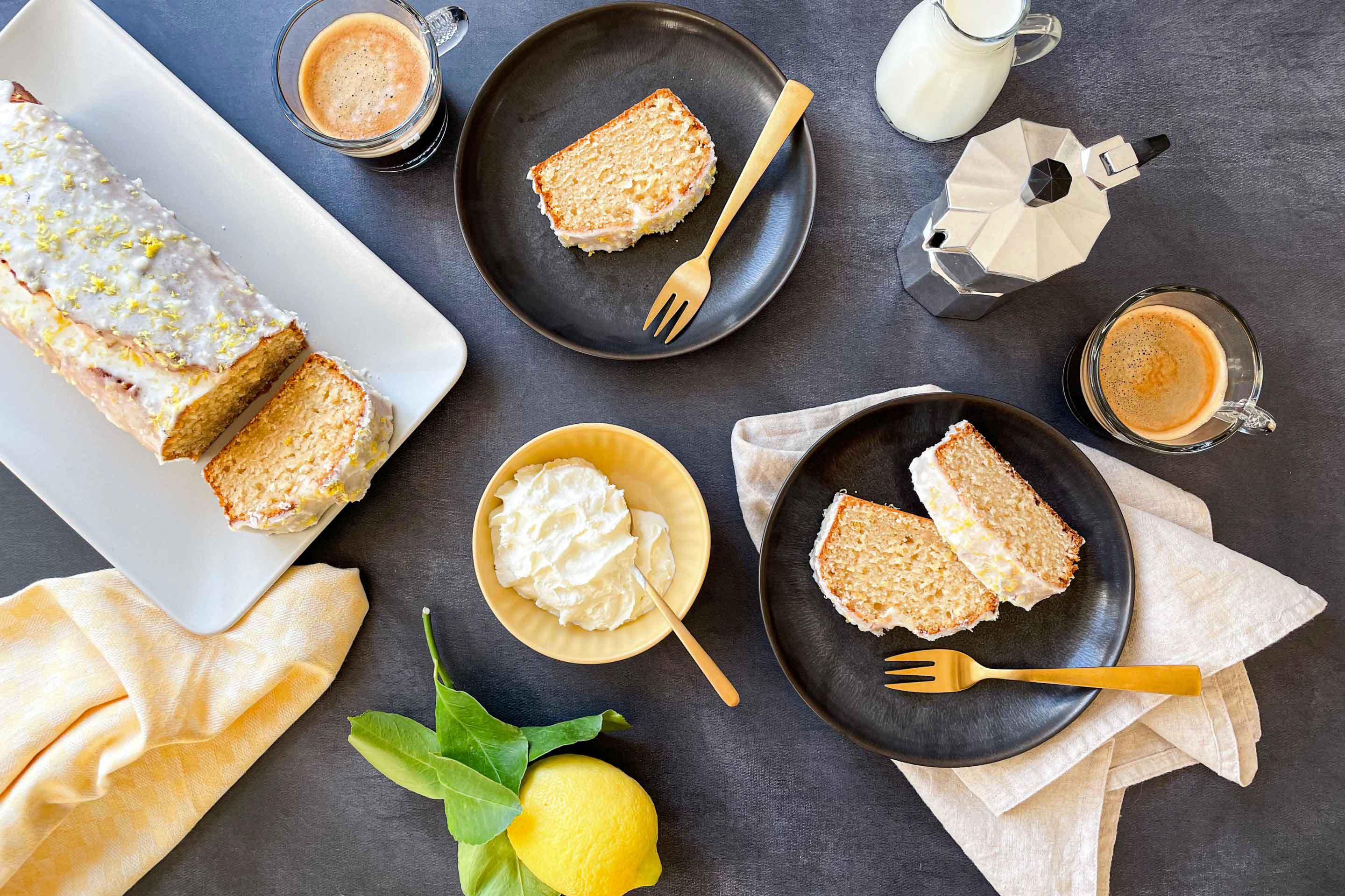 Dieser saftige vegane Zitronenkuchen ist der perfekte Begleiter für den Nachmittagskaffee.