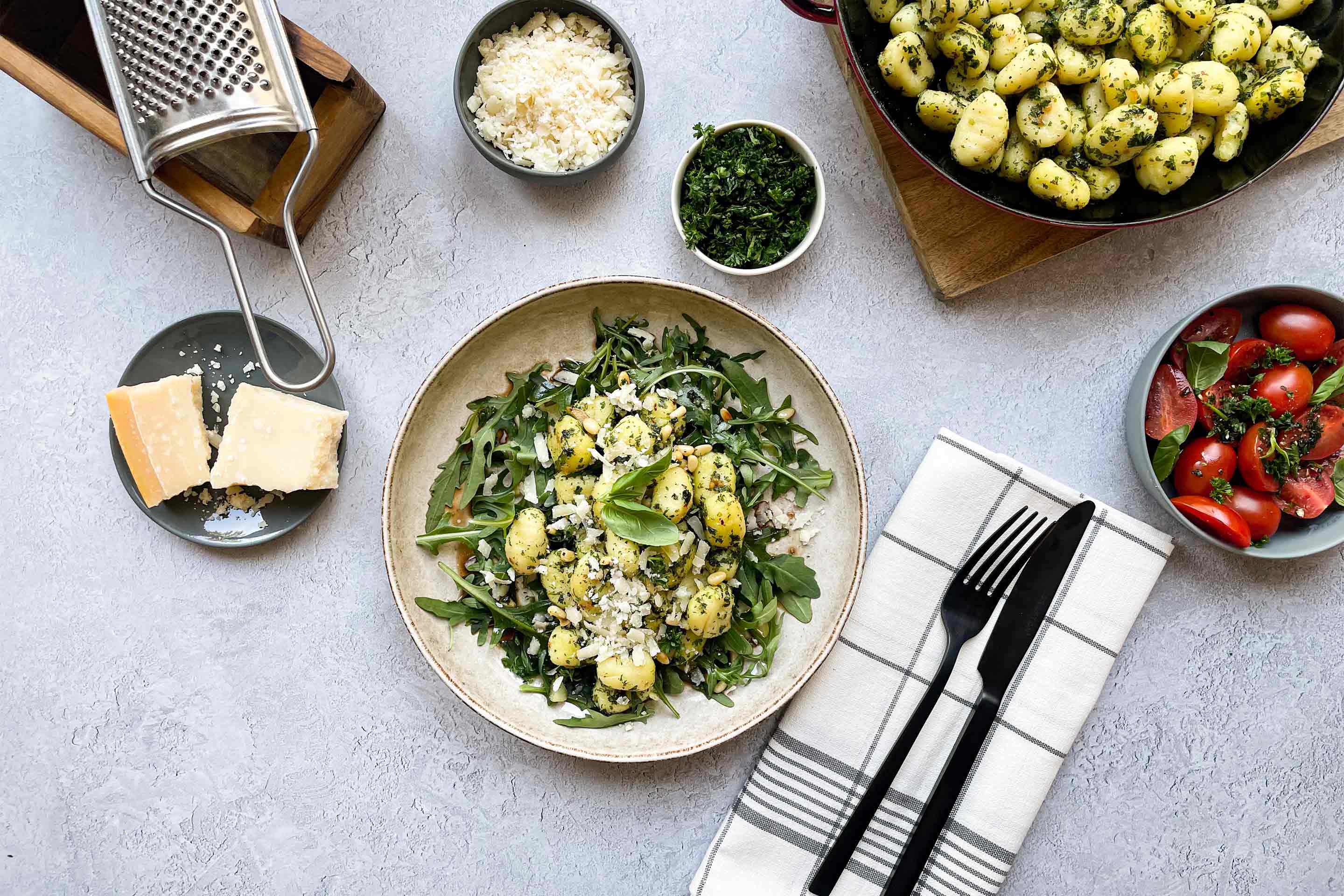 Aglio E Olio Gnocchi auf Rucola und frisch geriebenem Parmesan.