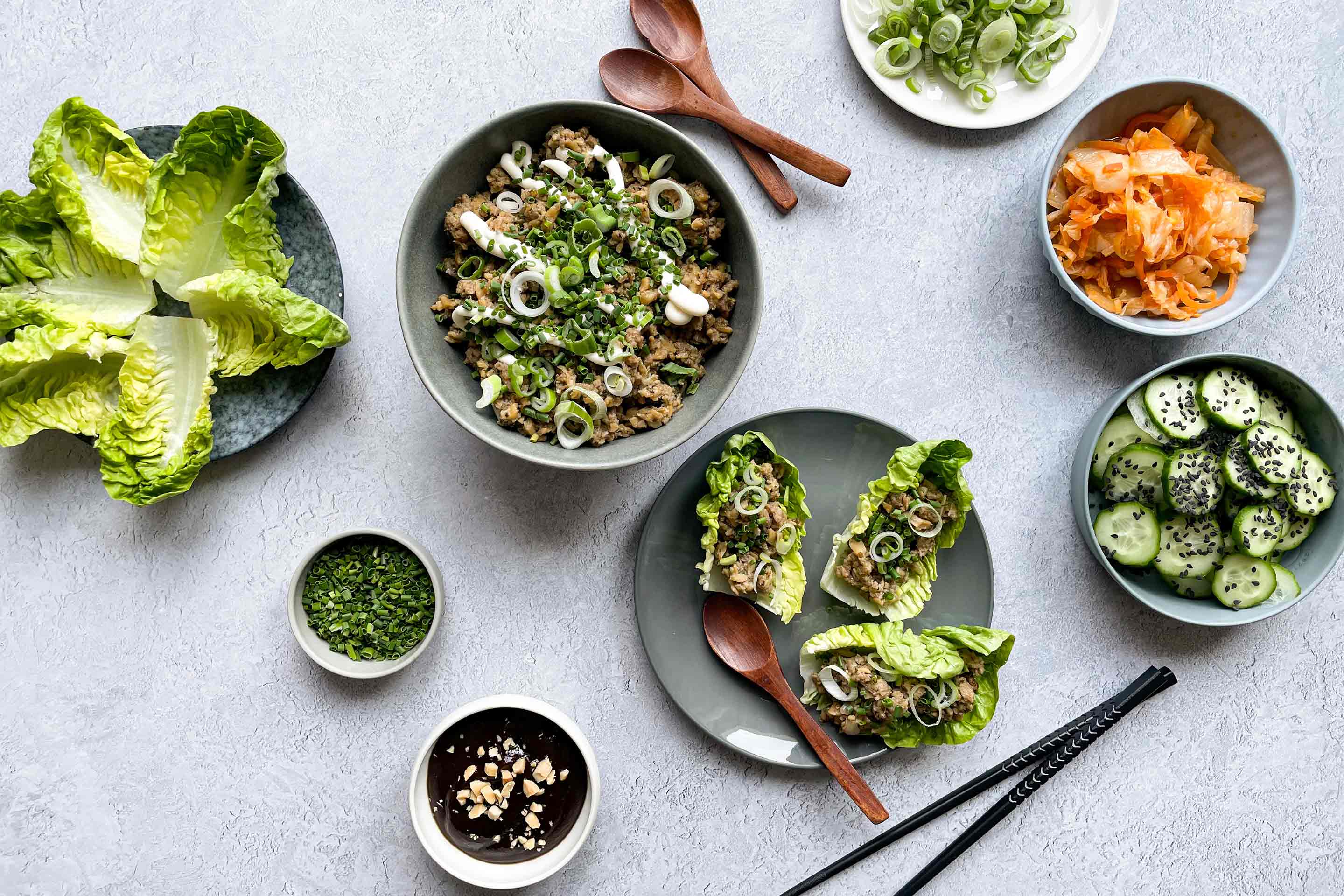 Leichte vegetarische Wraps mit asiatischer Füllung, dazu Gurken- und Karottensalat.