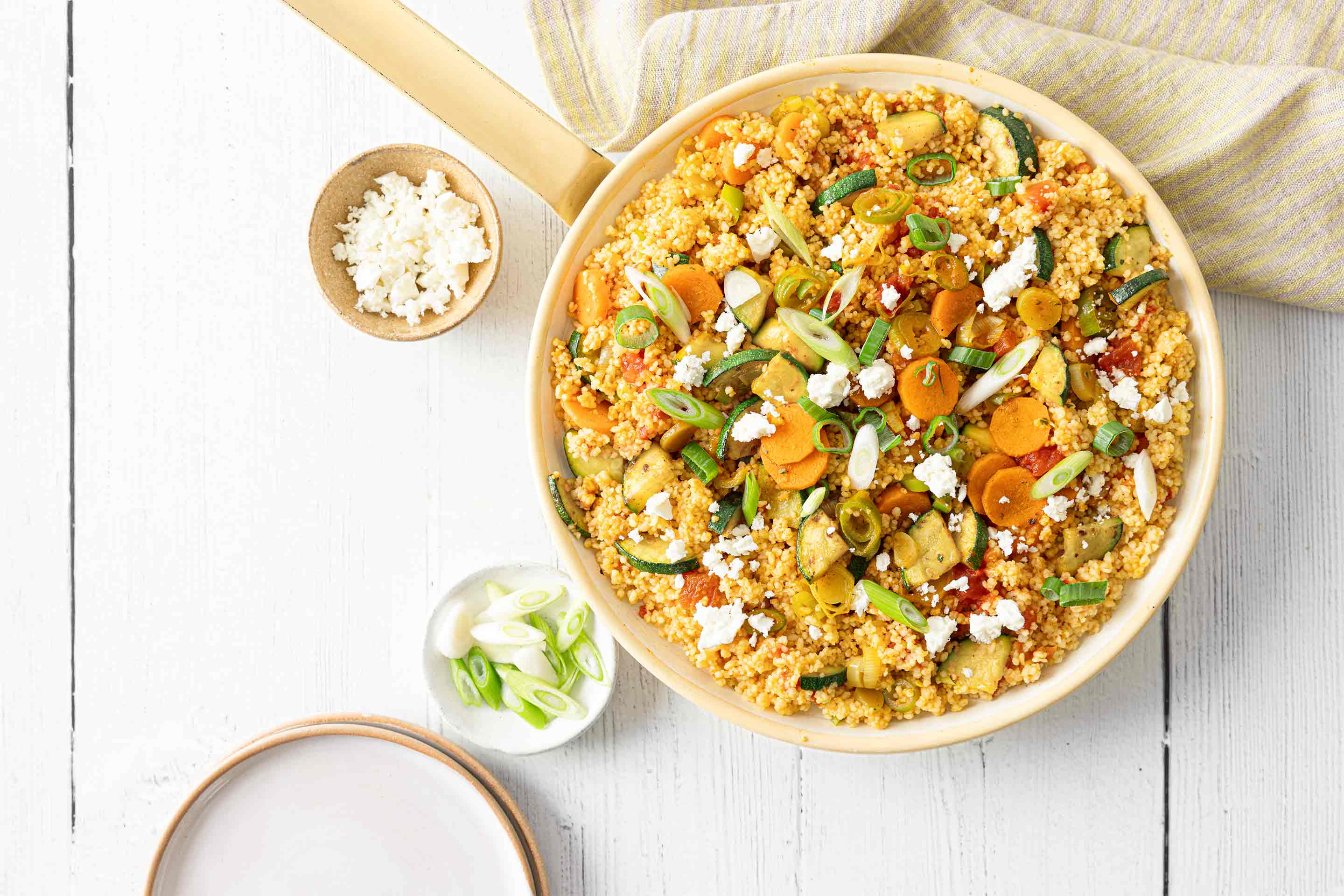 Schmackhaft gewürzte Couscous Gemüsepfanne mit Feta Topping.