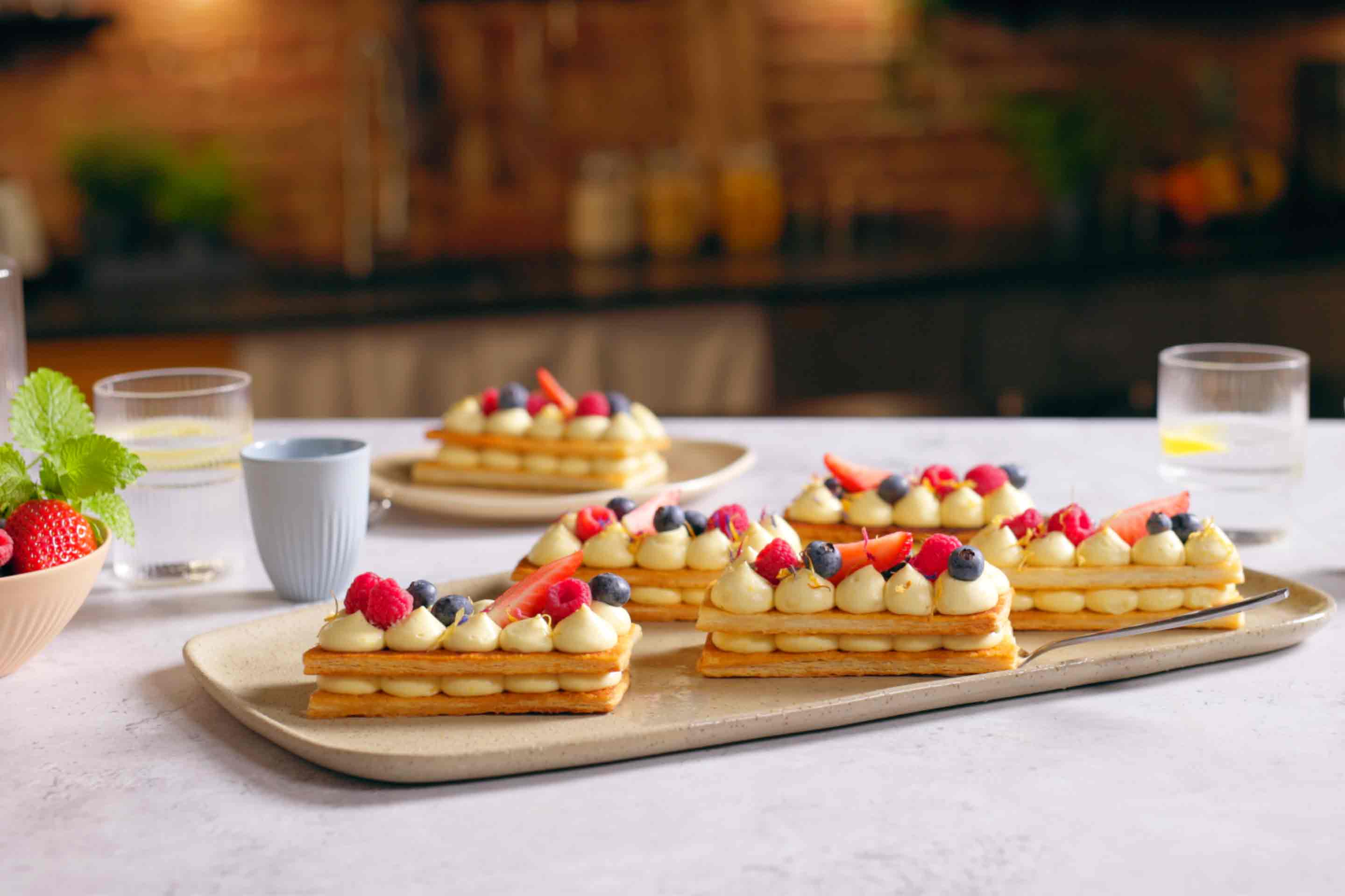 Französische Mille Feuille mit süßer Tonkabohnencreme und frischen Beeren.