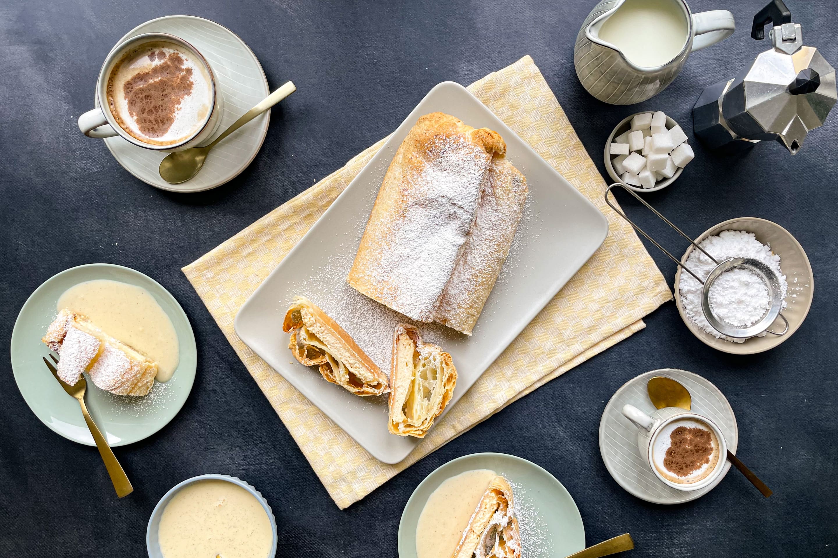 Topfenstrudel mit Vanillesauce bei Kaffeejause