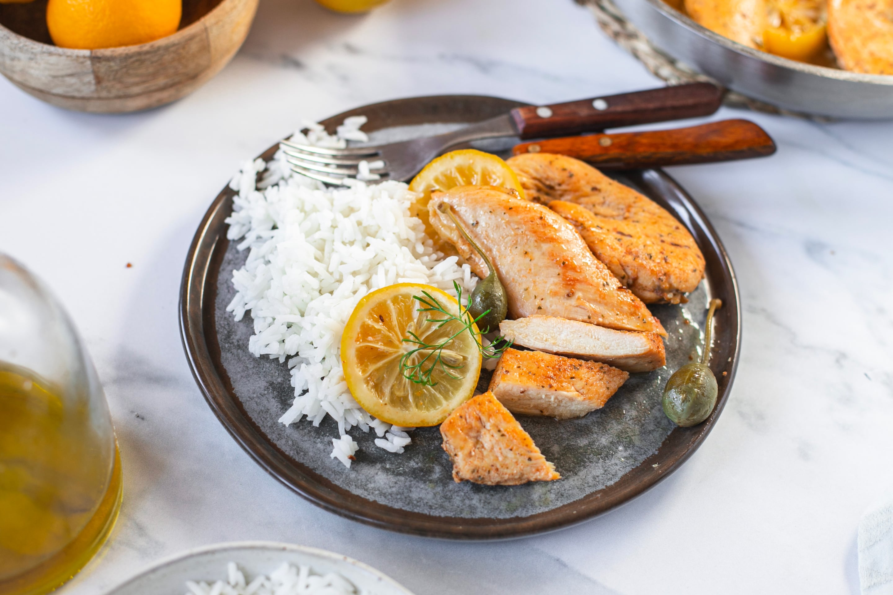 Huhn mit Zitronensauce und Kapern mit Reisbeilage