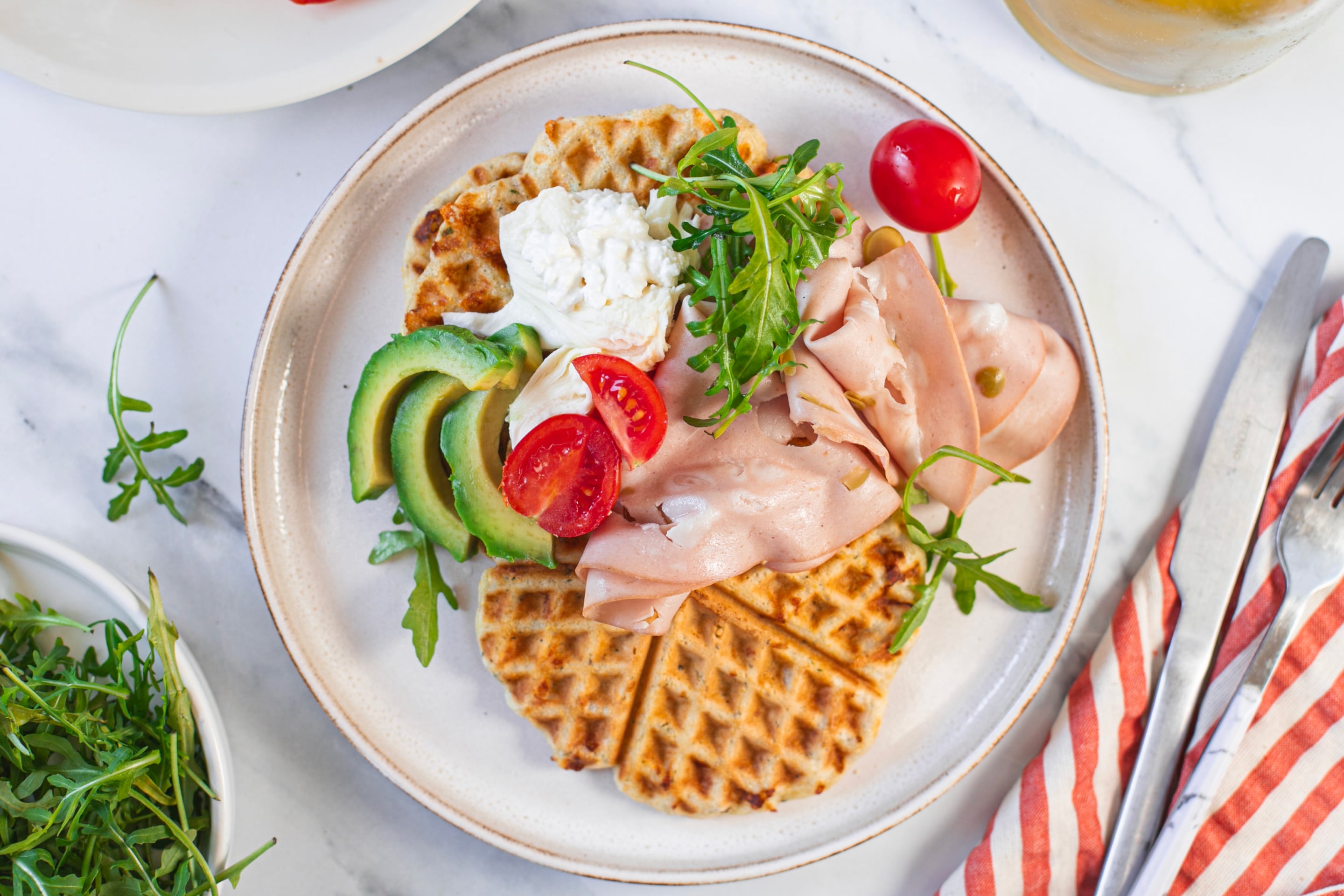 Pikante Waffeln mit Schinken, Avocado und Tomaten