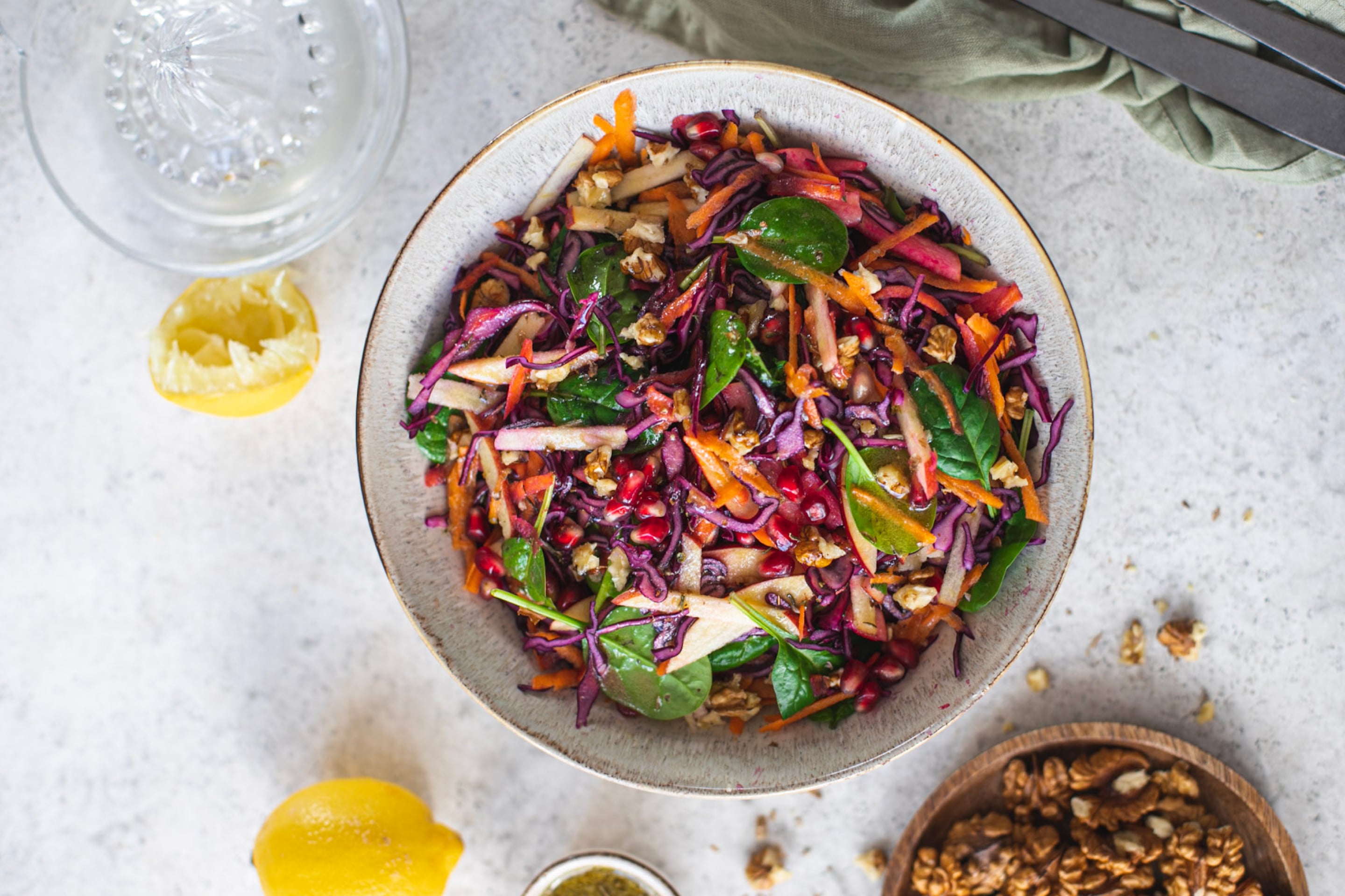 Wintersalat mit Rotkraut, Karotten und Apfel, Honig-Senf-Dressing