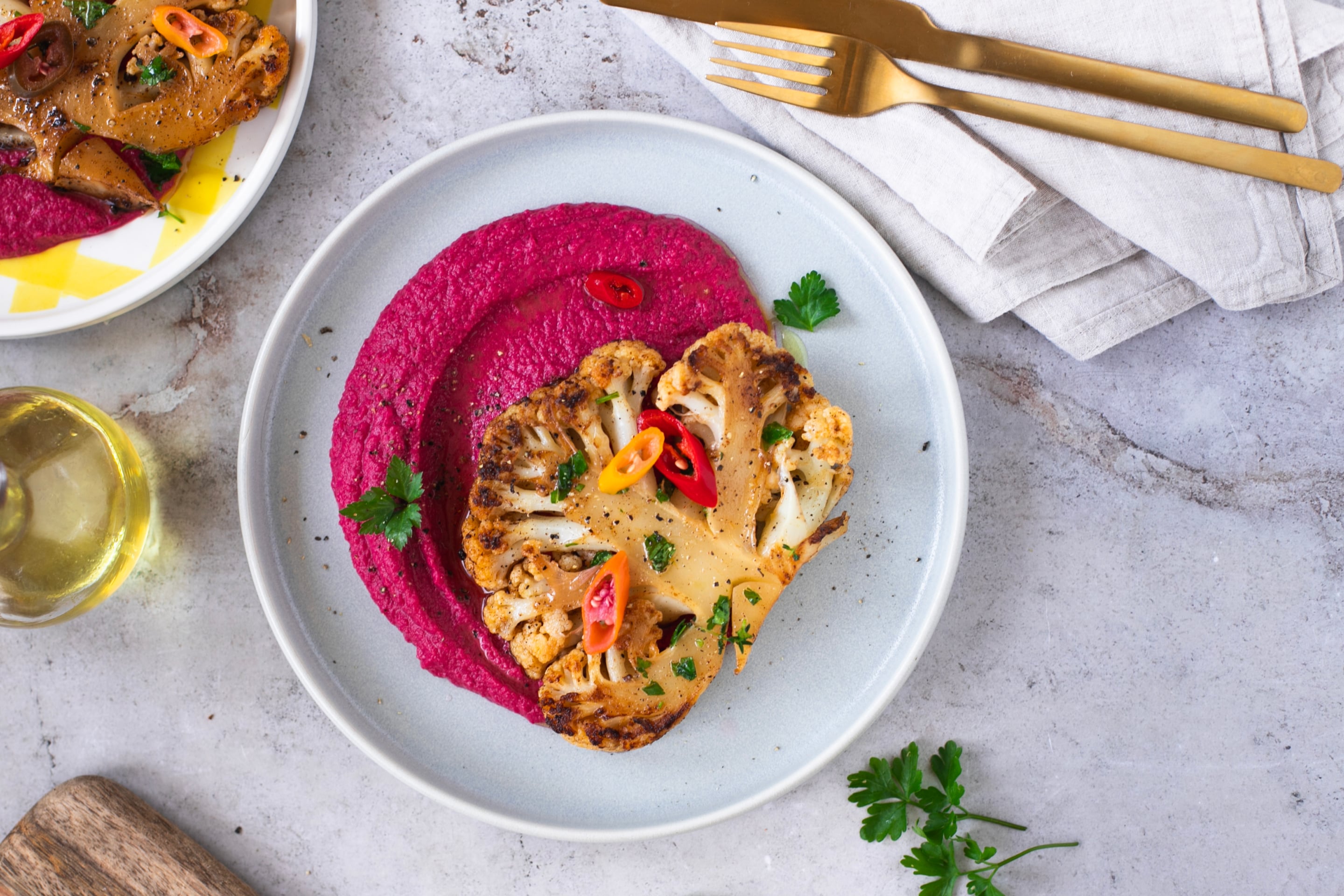 Karfiolsteak mit roter Rübe Hummus