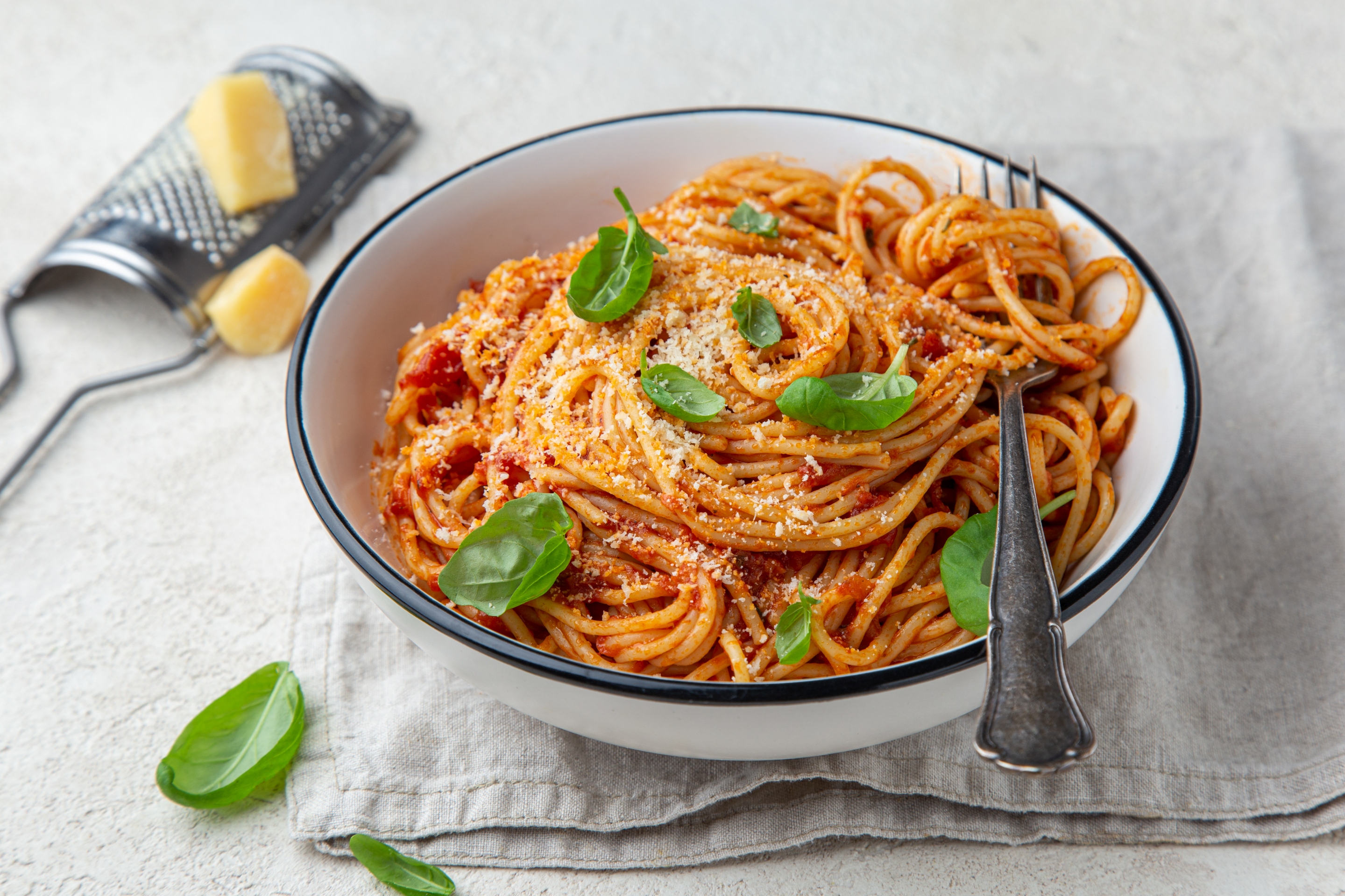 Ein weißer Teller mit Spaghetti und roter Sauce