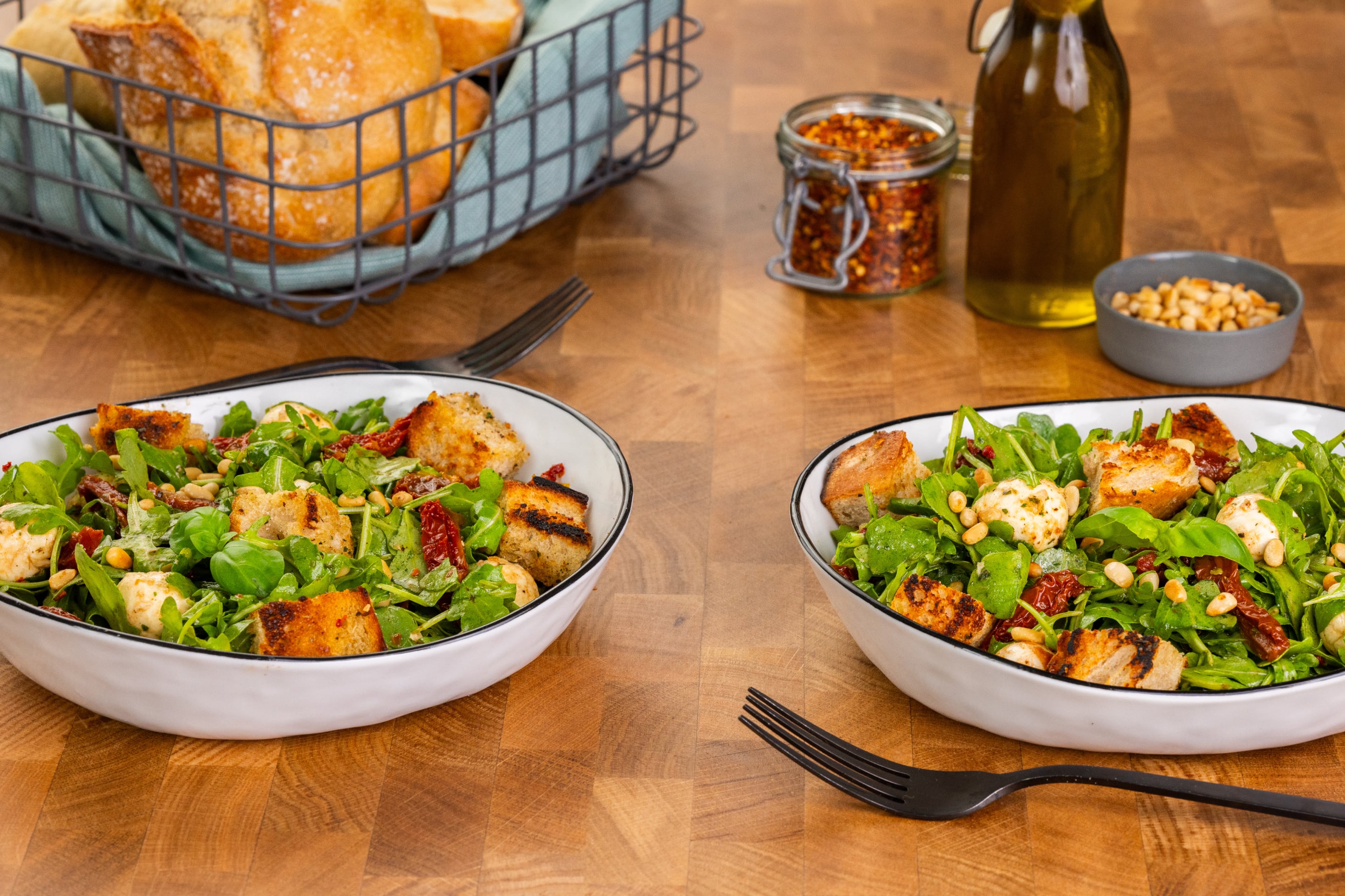 Italienischer Rucola Brot Salat Mit Mozzarella Und Getrockneten Tomaten Min